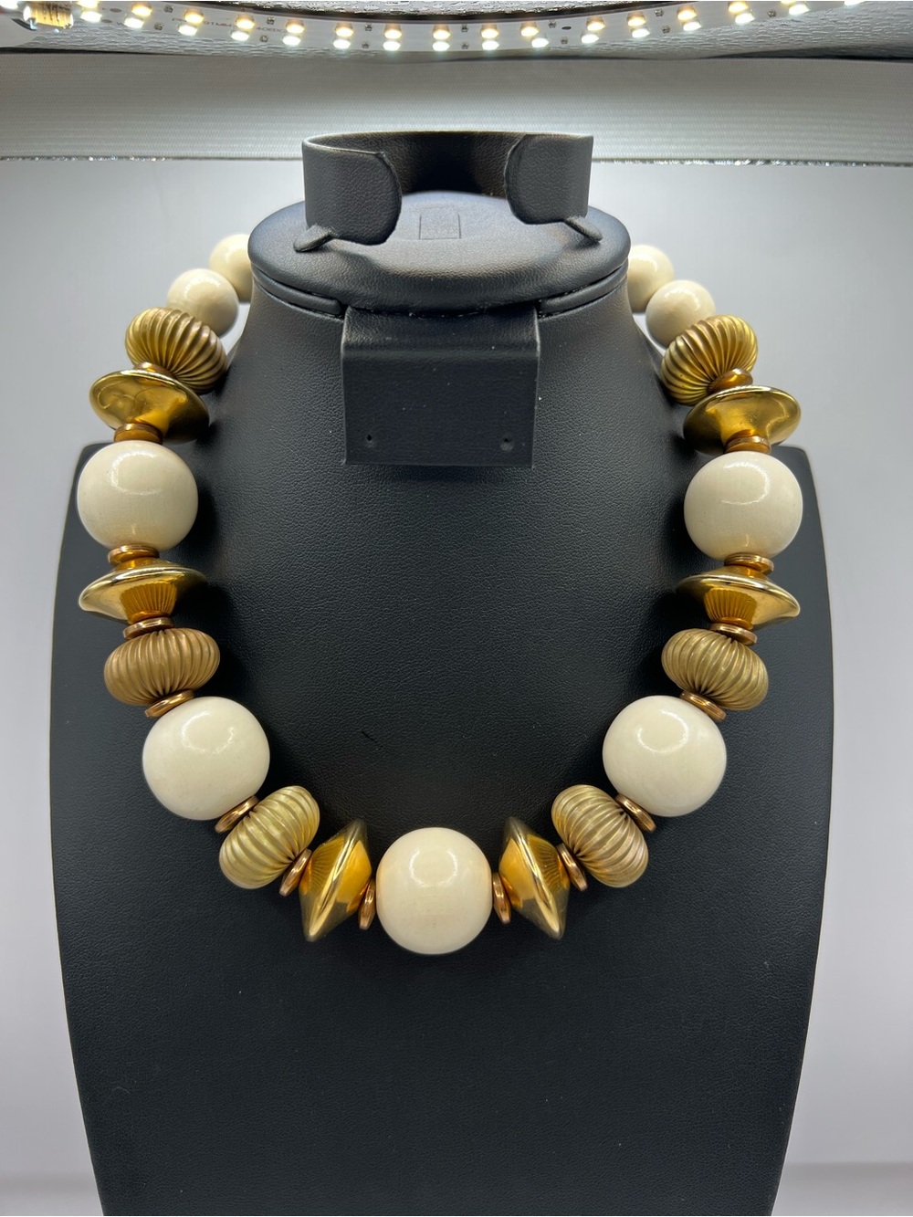 Vintage Chunky Cream Resin Gold Collar Necklace Round Spring Clasp
